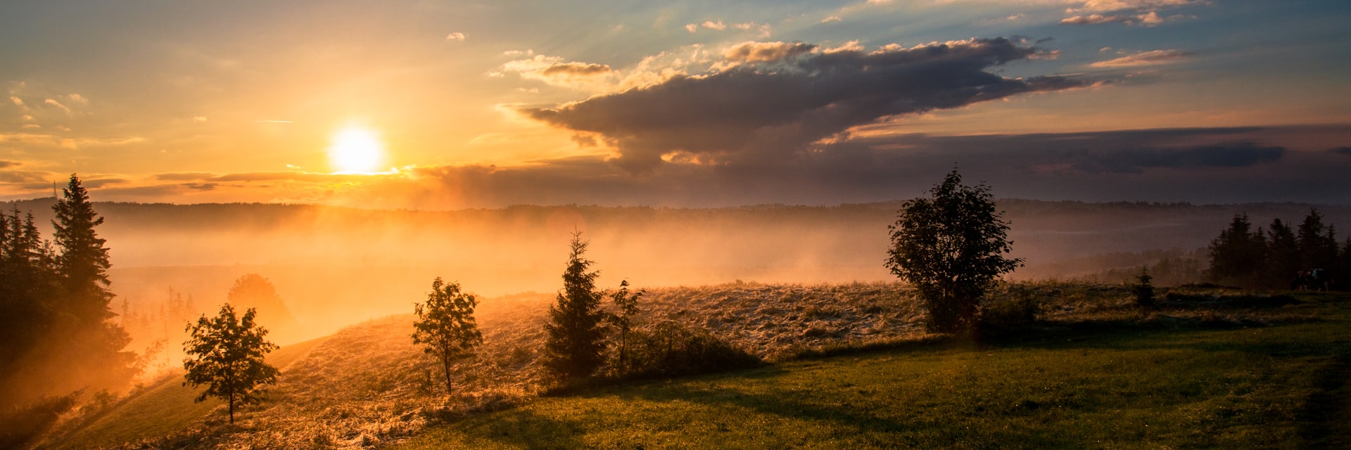 Sonnenaufgang über sanfter Hügellandschaft – Zuversicht auf dem Kinderwunsch-Weg